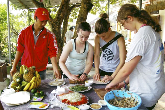 Không chỉ thưởng thức ẩm thực, du khách quốc tế còn thích thú với các trải nghiệm tự làm món ăn Việt Nam (Ảnh: Lương Sơn Lâm)